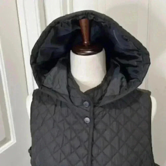 GH Bass Woman’s Hooded‎ Quilted Snap Front Vest Size Medium - Picture 12 of 12